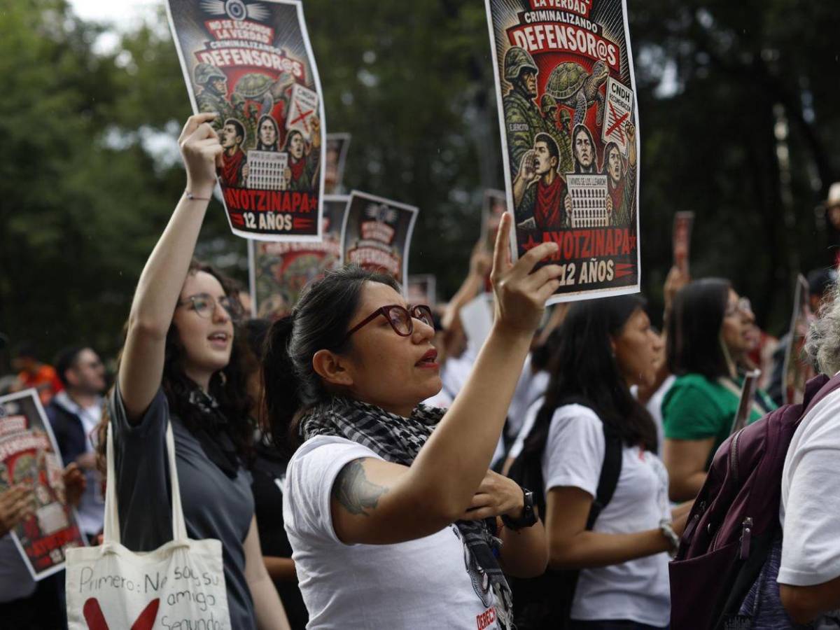 Familias de los 43 de Ayotzinapa marchan en México a 12 años de su desaparición