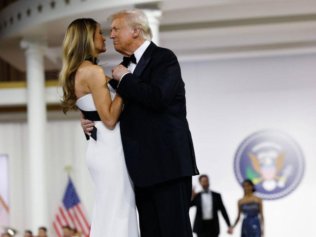 En fotos: el incómodo momento de Melania y Donald Trump durante el baile de gala