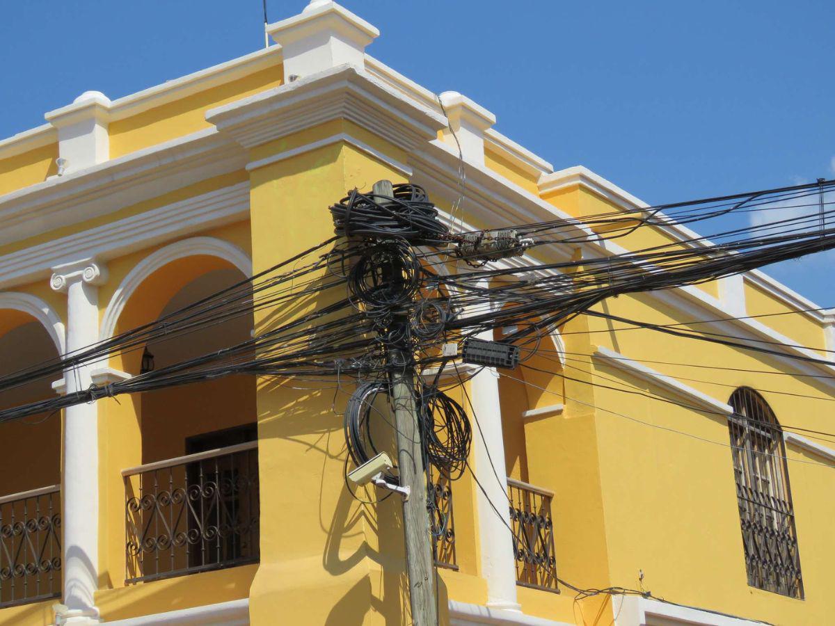 Juez municipal de Comayagua da ultimátum a cableras para retirar marañas de postes