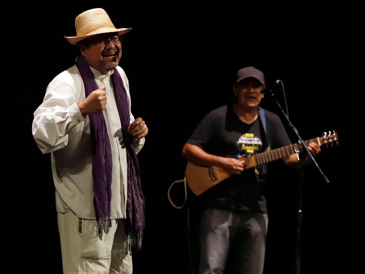 Edgar Valeriano y Mariano Rodríguez dieron la bienvenida al público con una interpretación más de “A puros cuentos”.