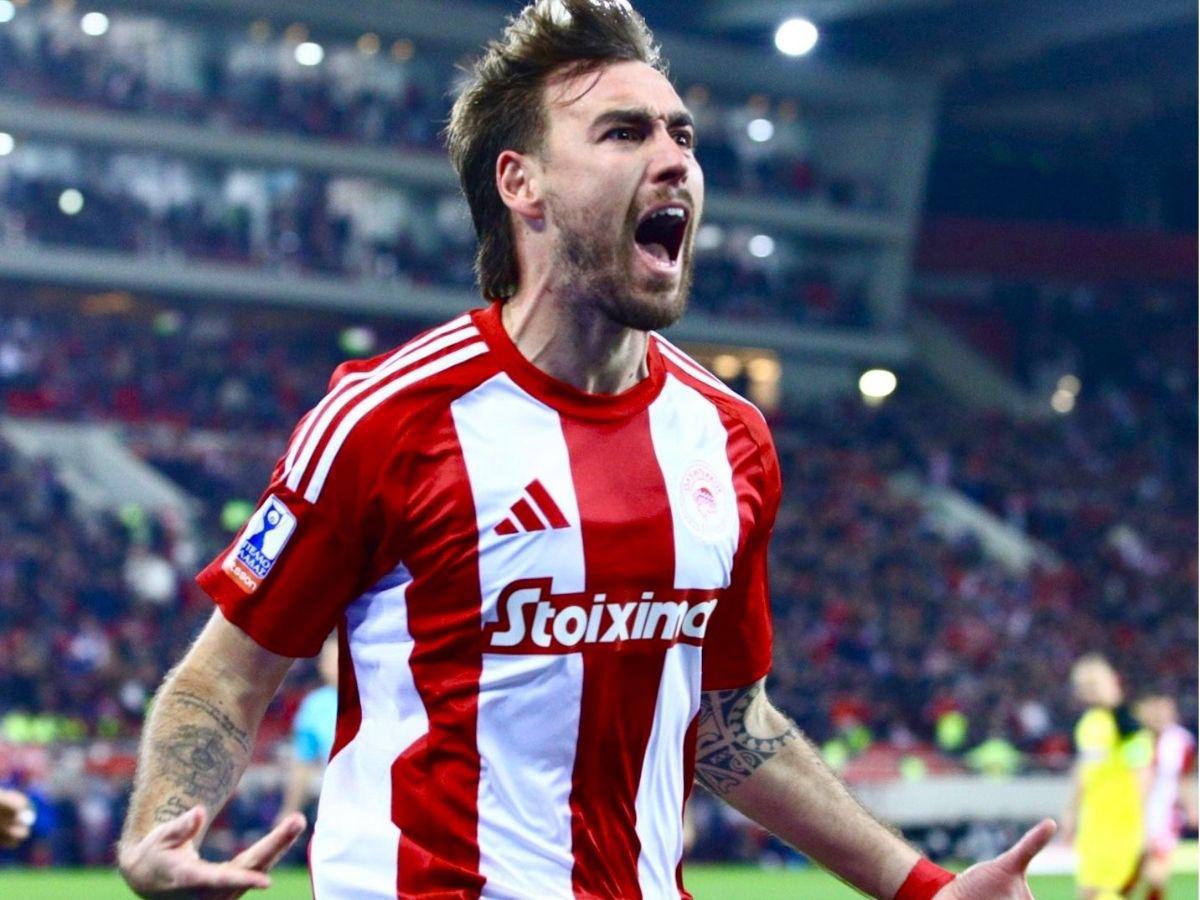 Luis Palma anota su primer gol con el Olympiacos y lo celebra frente a jugador mexicano