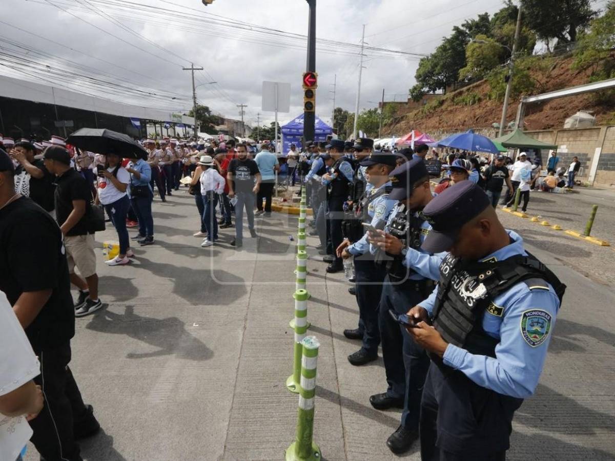 Anillos de seguridad dentro y fuera del estadio resguardan desfiles patrios