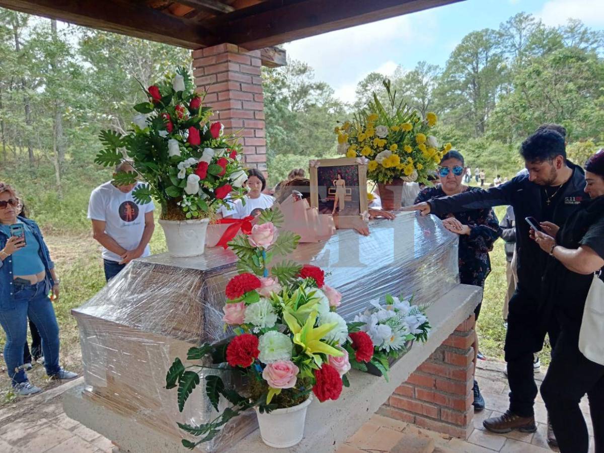 Nueva Armenia despide a Jancy España, su exreina que murió carbonizada en Mirador de Oriente