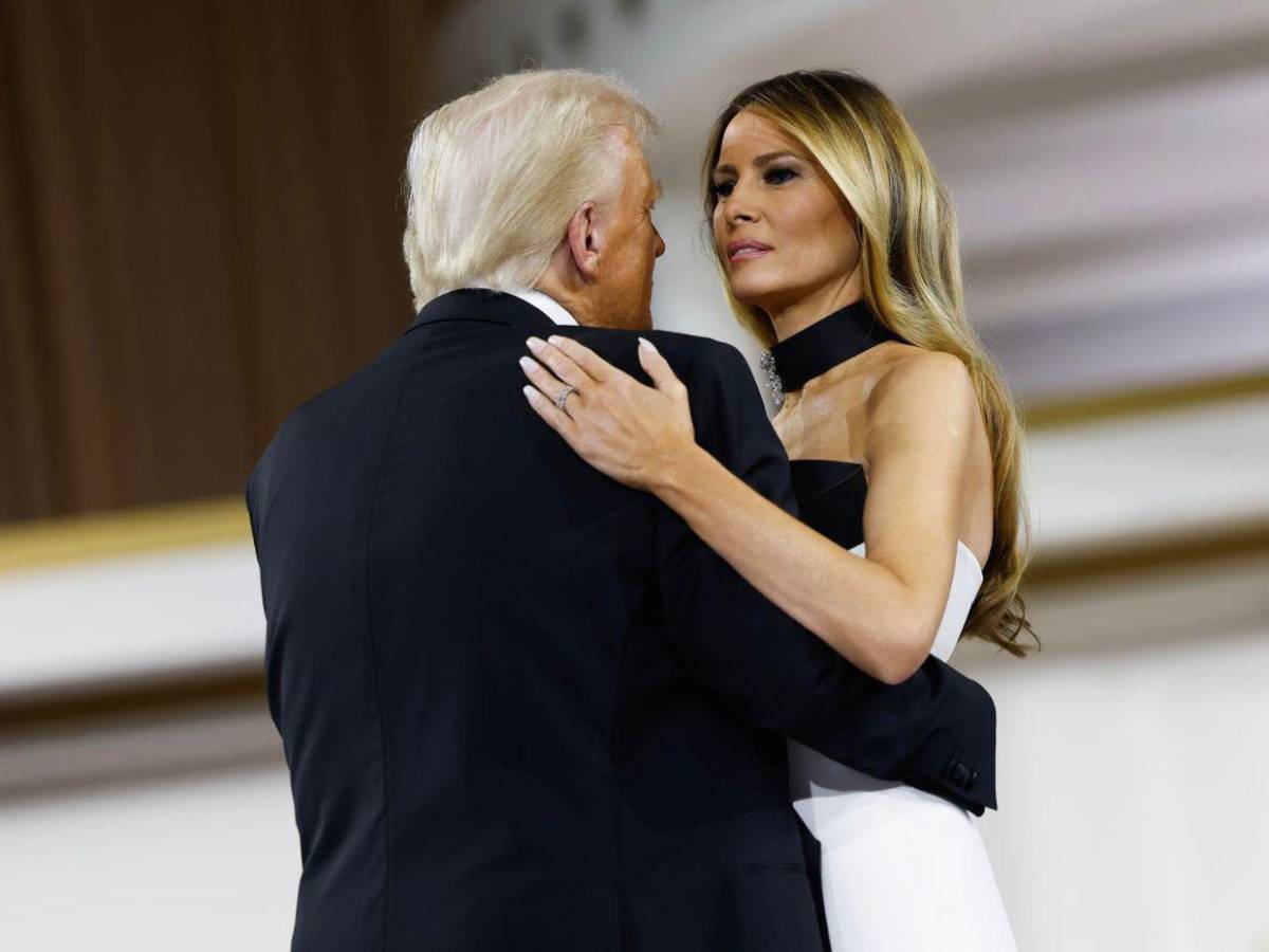 En fotos: el incómodo momento de Melania y Donald Trump durante el baile de gala