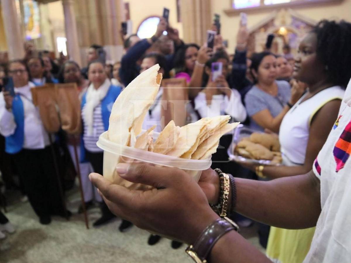 Con kazzabe y música ancestral, garífunas rinden devoción a la Morenita