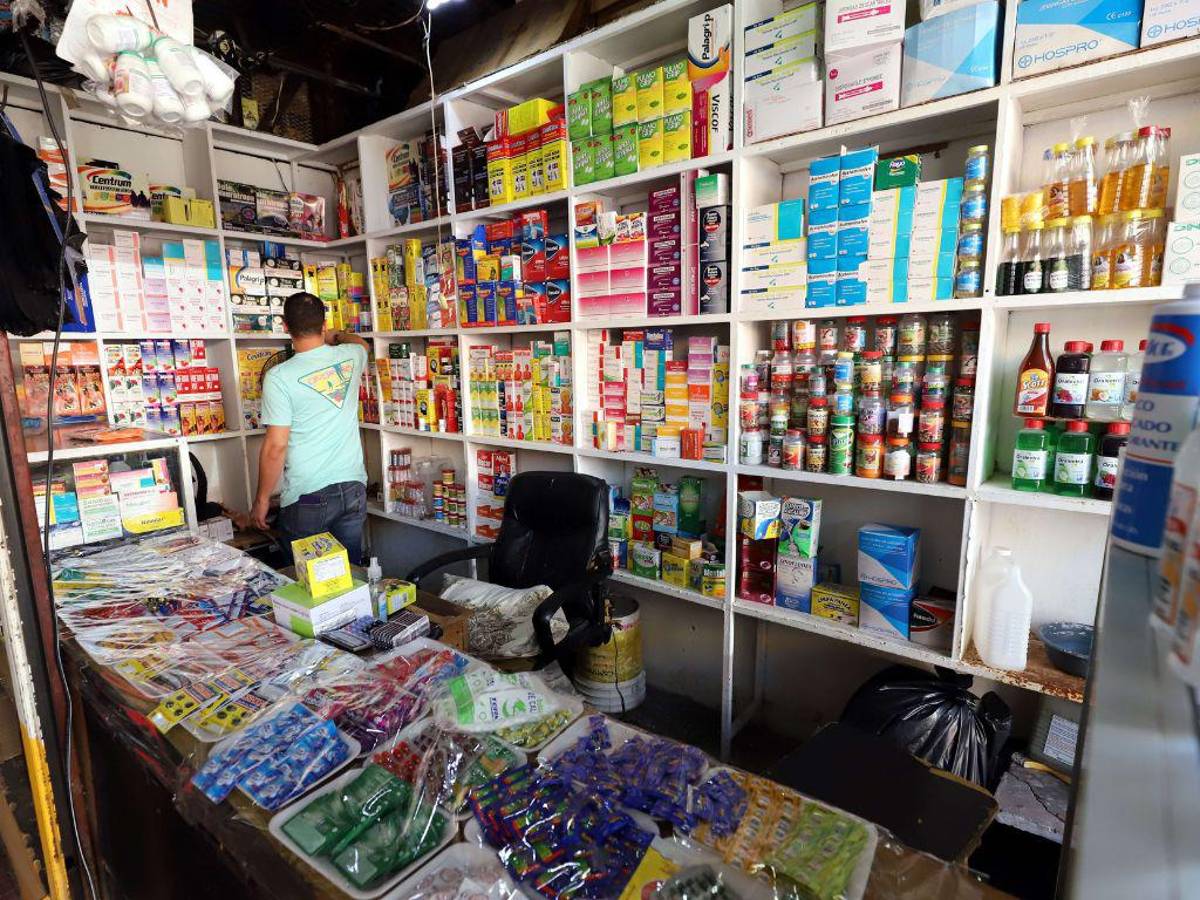 Capitalinos compran medicinas del mercado por el desabastecimiento