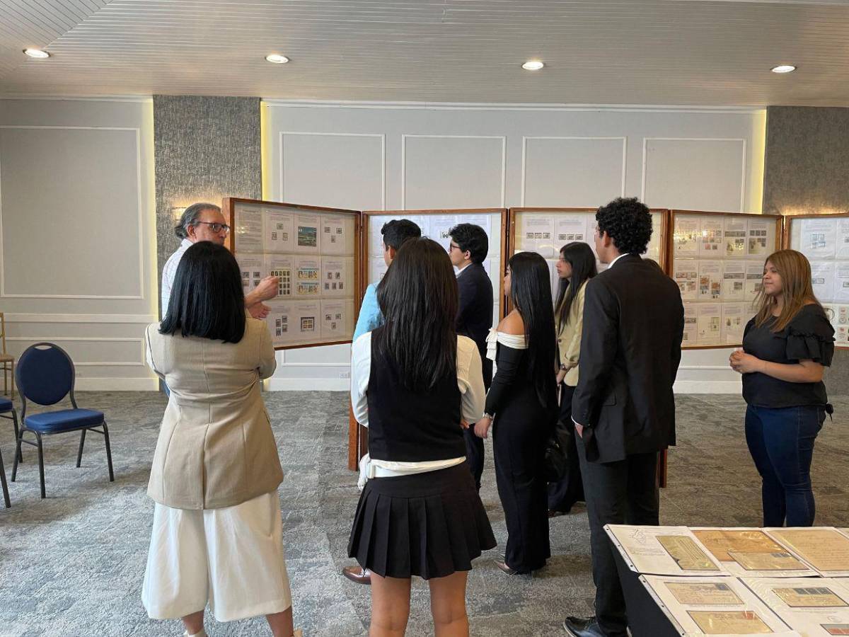 Estudiantes recorren Exposición Filatélica y de Portadas de El Heraldo