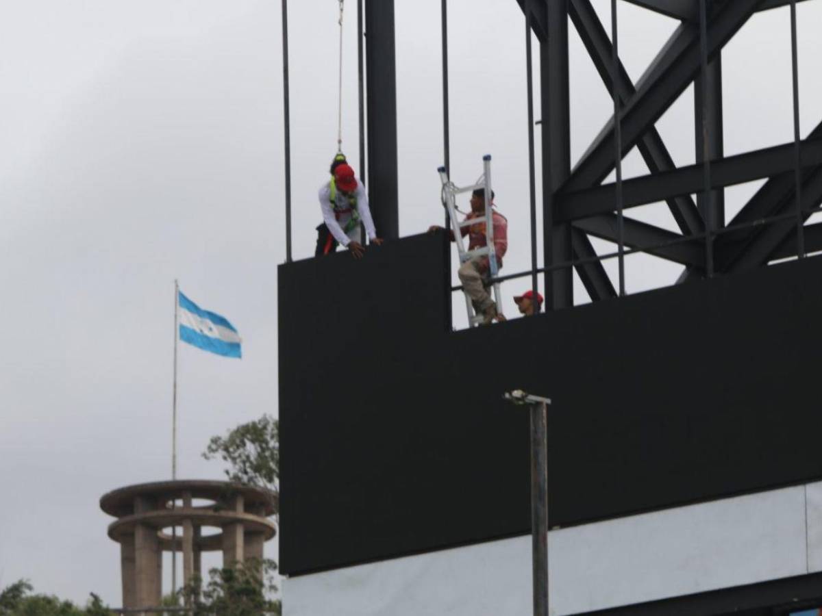 Así va quedando el Estadio Nacional de Tegucigalpa con su nueva pantalla gigante