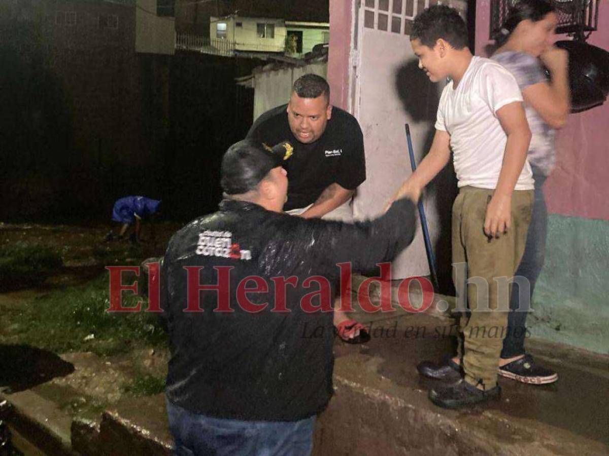 El alcalde Jorge Adana llegó a algunas zonas inundables.