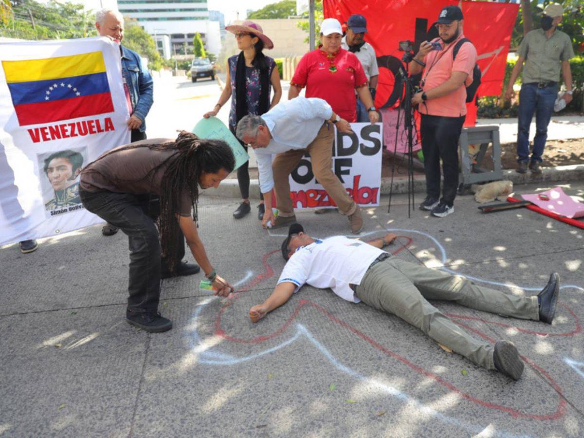 Protestan frente a la Embajada de EE UU en Honduras contra captura de Maduro y su esposa