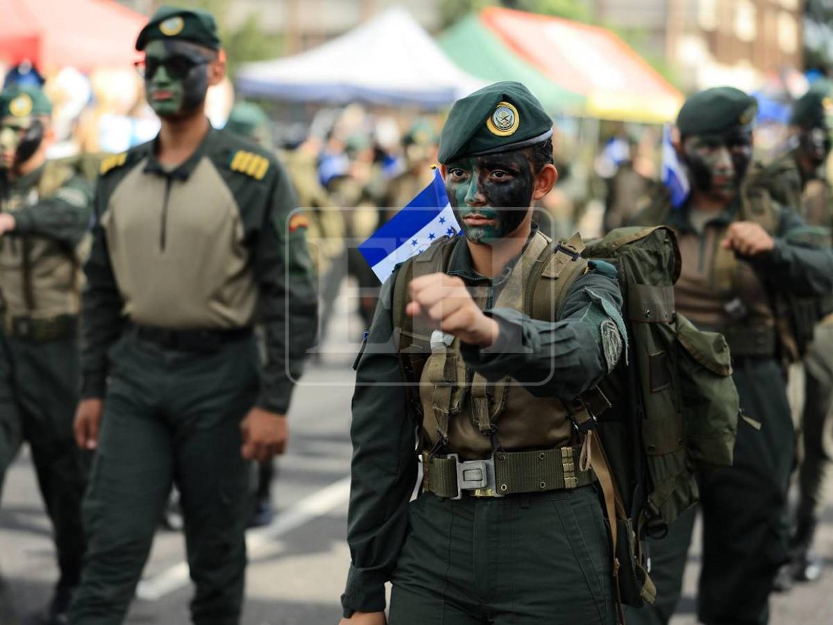 Disciplina y patriotismo: militares, policías y bomberos destacan en los desfiles patrios