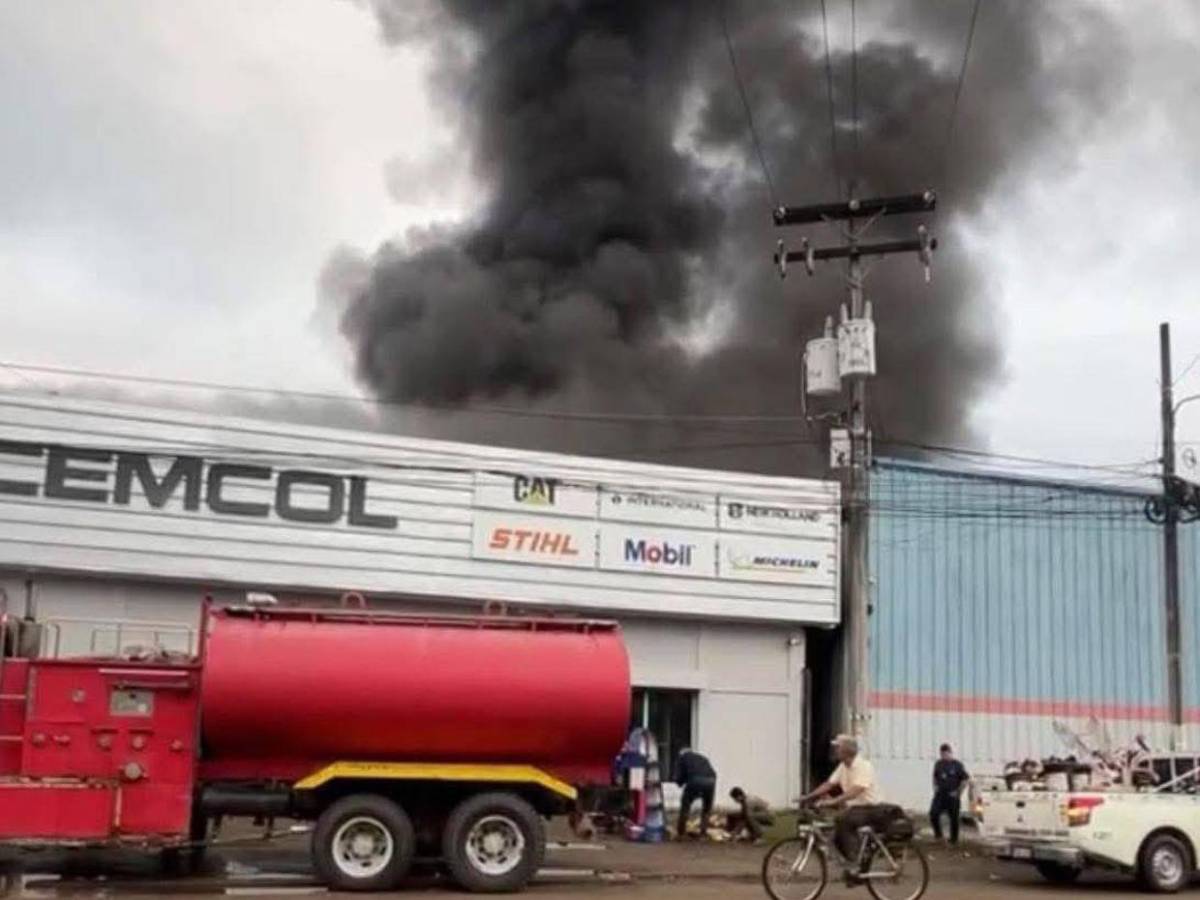 En fotos: voraz incendio afecta bodegas de llantas en Tocoa, Colón