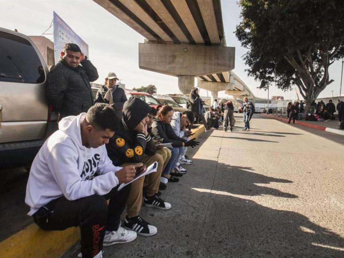 Angustia y lamentos: migrantes varados en México sufren cancelación del programa CBP-One