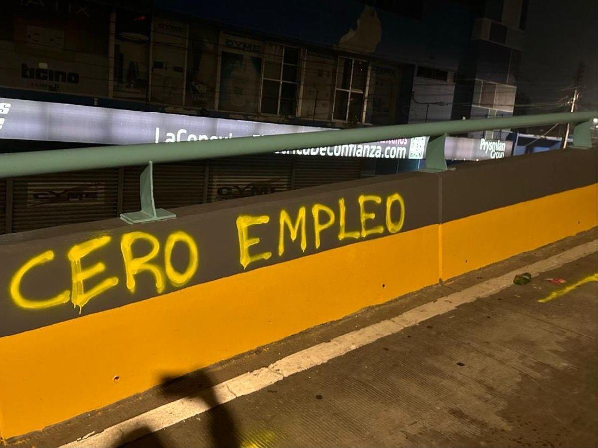 Dejan misteriosas mantas y grafitis de protesta en puentes y calles este 1 de mayo en la capital