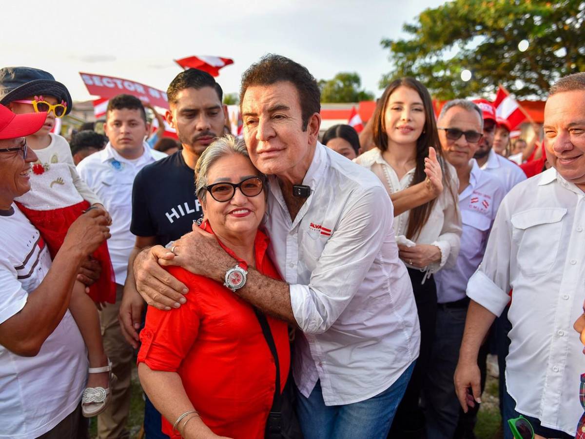 Nasralla recorre Puerto Cortés y Santa Rosa de Copán para reunirse con votantes y líderes locales