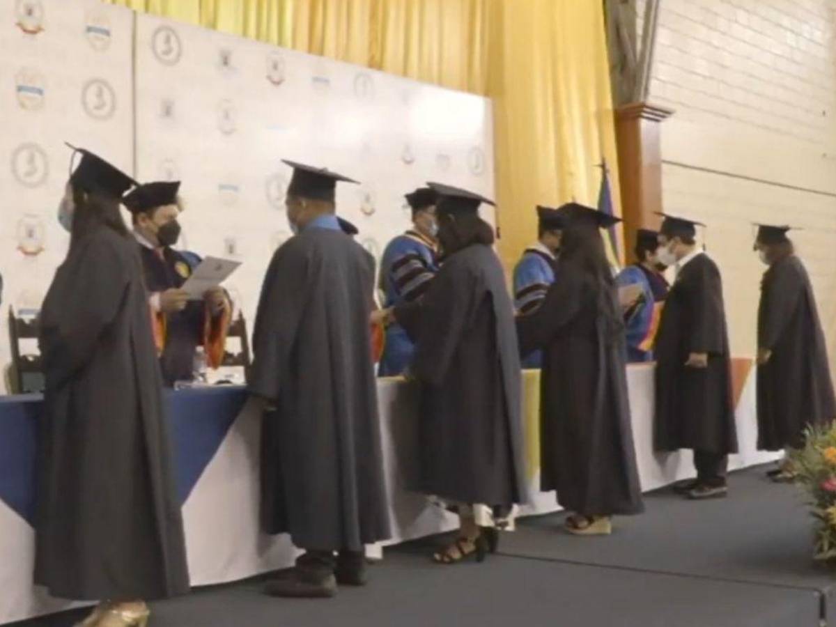 75 nuevos profesionales se gradúan de la UPNFM