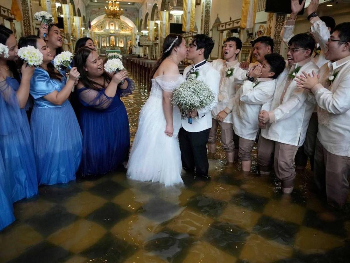 Sí, acepto: pareja se casa en iglesia inundada por tifón Wipha en Filipinas
