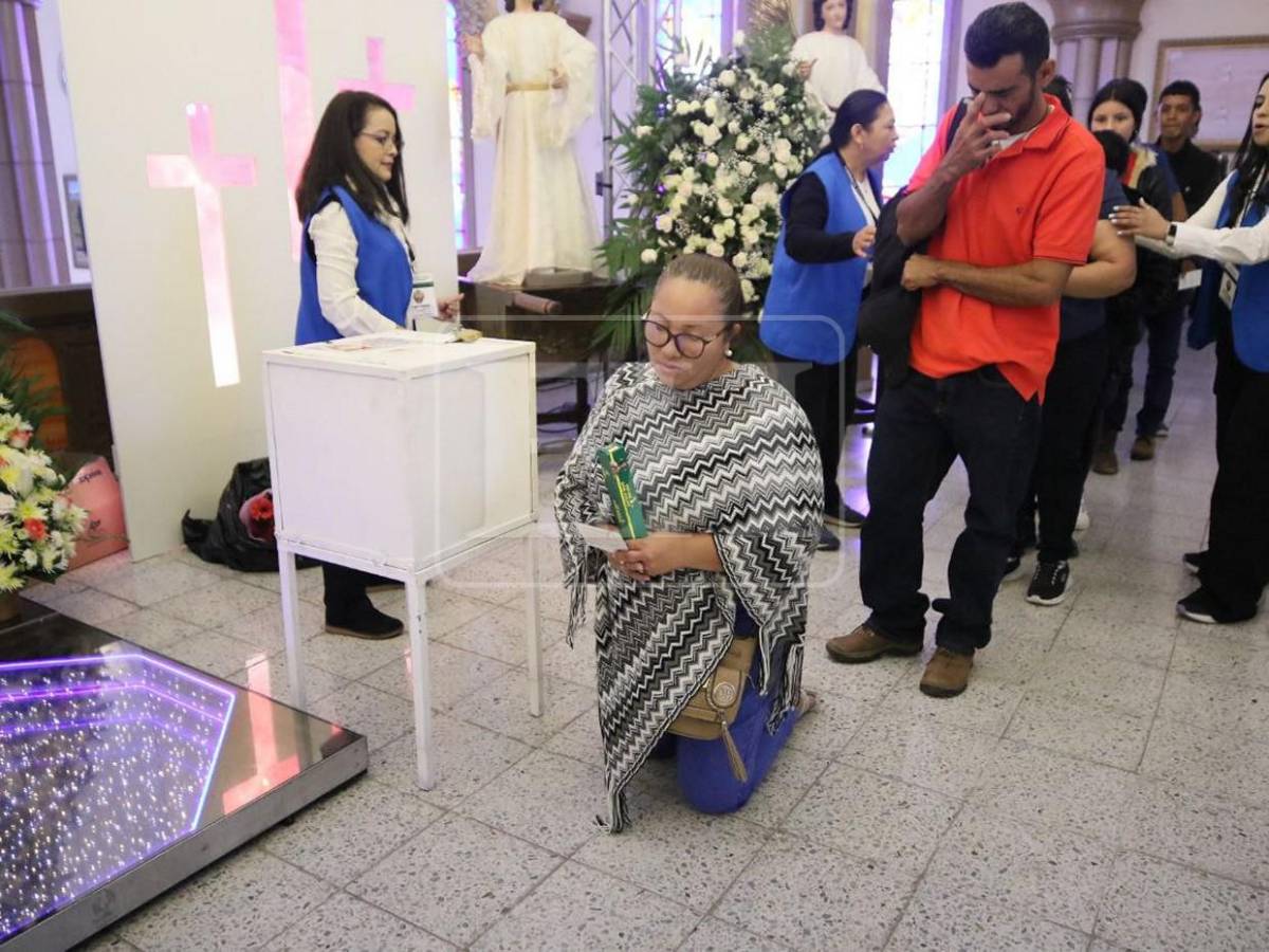 Entre devoción y oraciones: fieles llenan este sábado la Basílica Menor de Suyapa