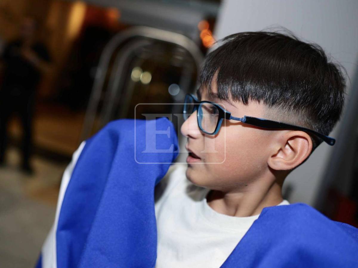 Niño llora al conocer jugador, catrachos montan carnaval y... ¿quién es la bella periodista?