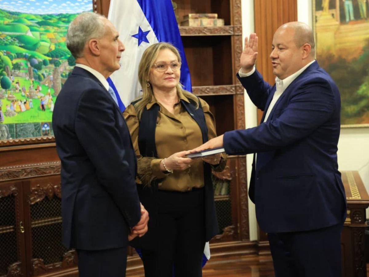 ¿Quiénes son los nuevos funcionarios que juramentó Nasry Asfura?