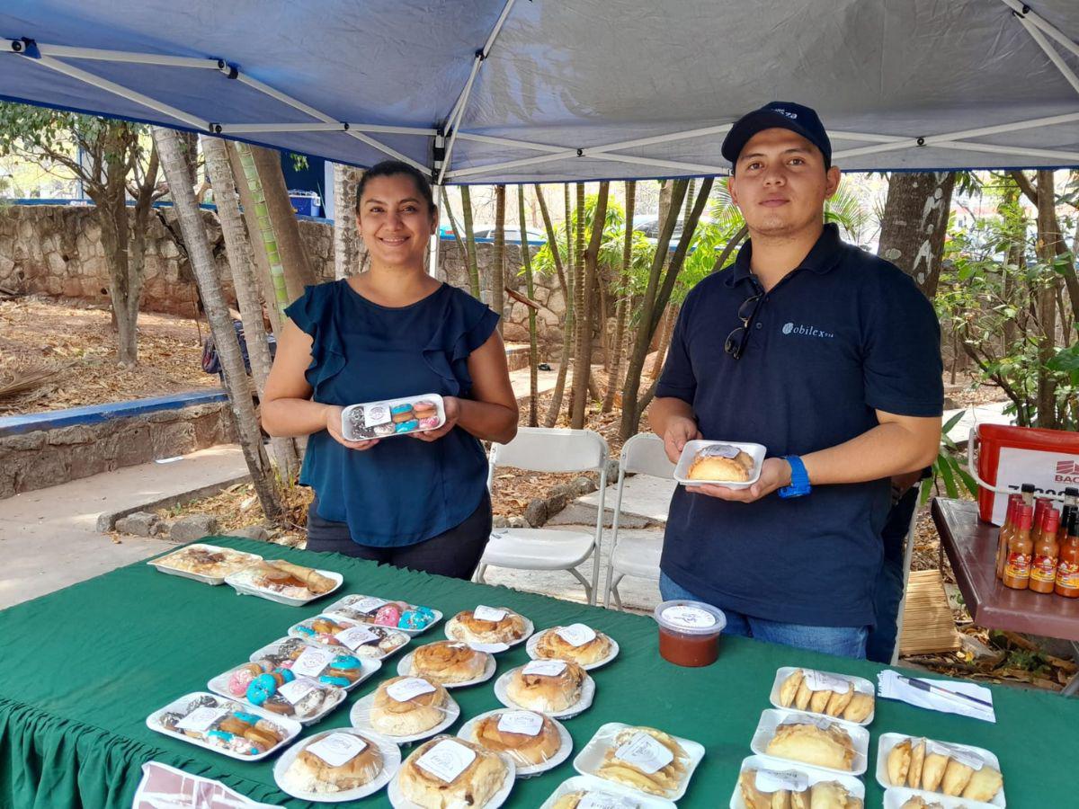 Marjory Valladares y Raúl Maradiaga, ambos estudiantes de Mercadotecnia, promueven en la UNAH el pequeño negocio de postres que han conformado.