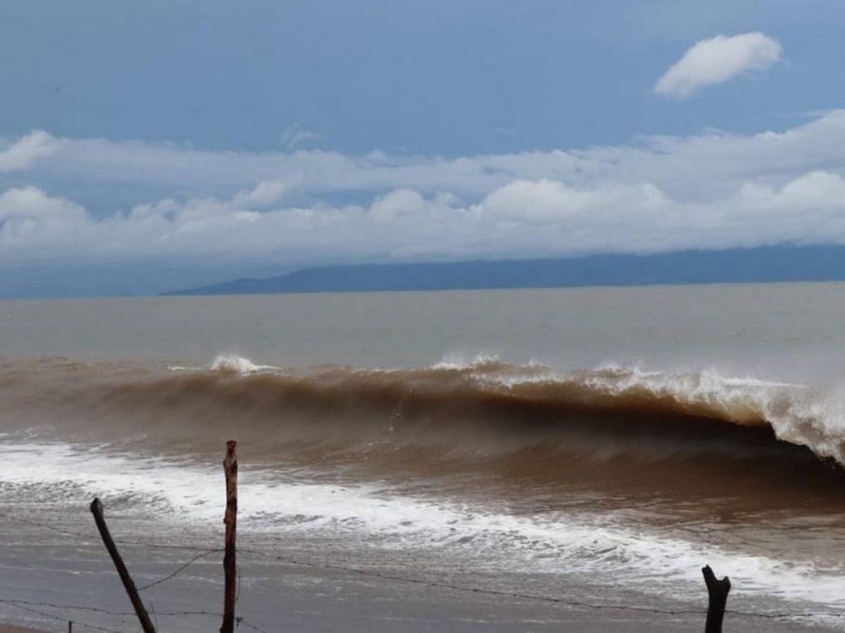 Las imágenes que deja el fuerte oleaje registrado en Cedeño por tormenta Cristina