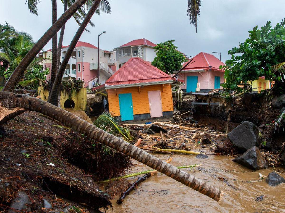 Huracán Fiona azota Puerto Rico y lo deja a oscuras y con ríos desbordados