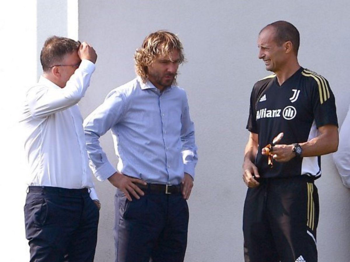 Pavel Nedved charla con el director técnico de la Juve, Massimiliano Allegri.