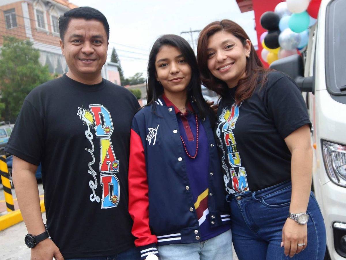 Entre vítores y orgullo, England School celebra la Senior Entrance de sus 48 graduandos