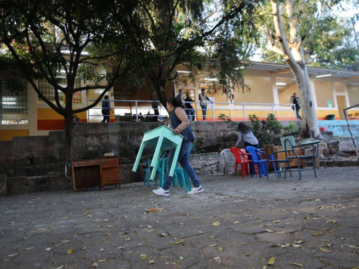 Entre pupitres rotos y a la intemperie: Partido Nacional denuncian que Libre acaparó aulas