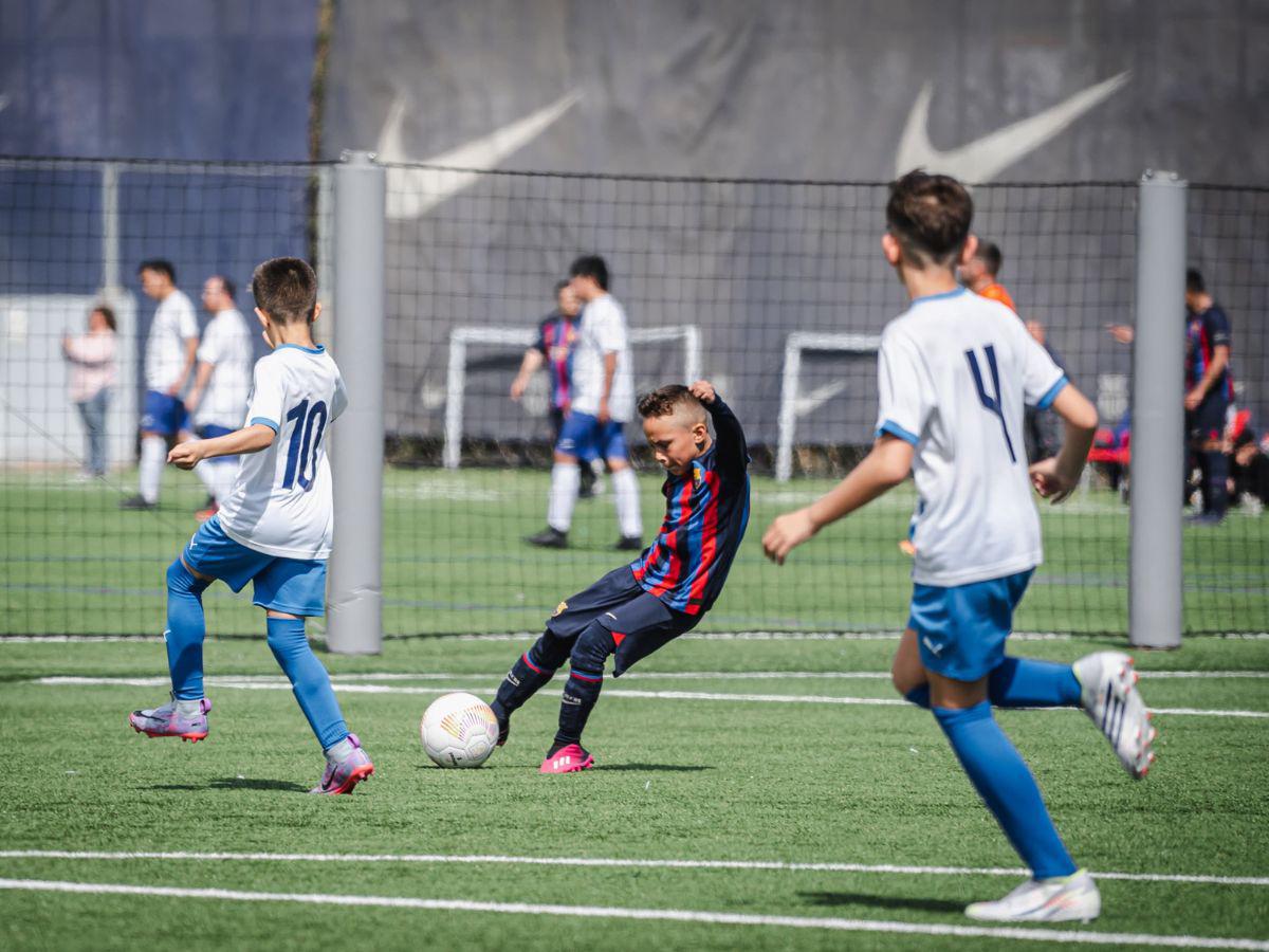 Héctor Alessandro Mejía es muy hábil con el balón y tiene mucho dribling.