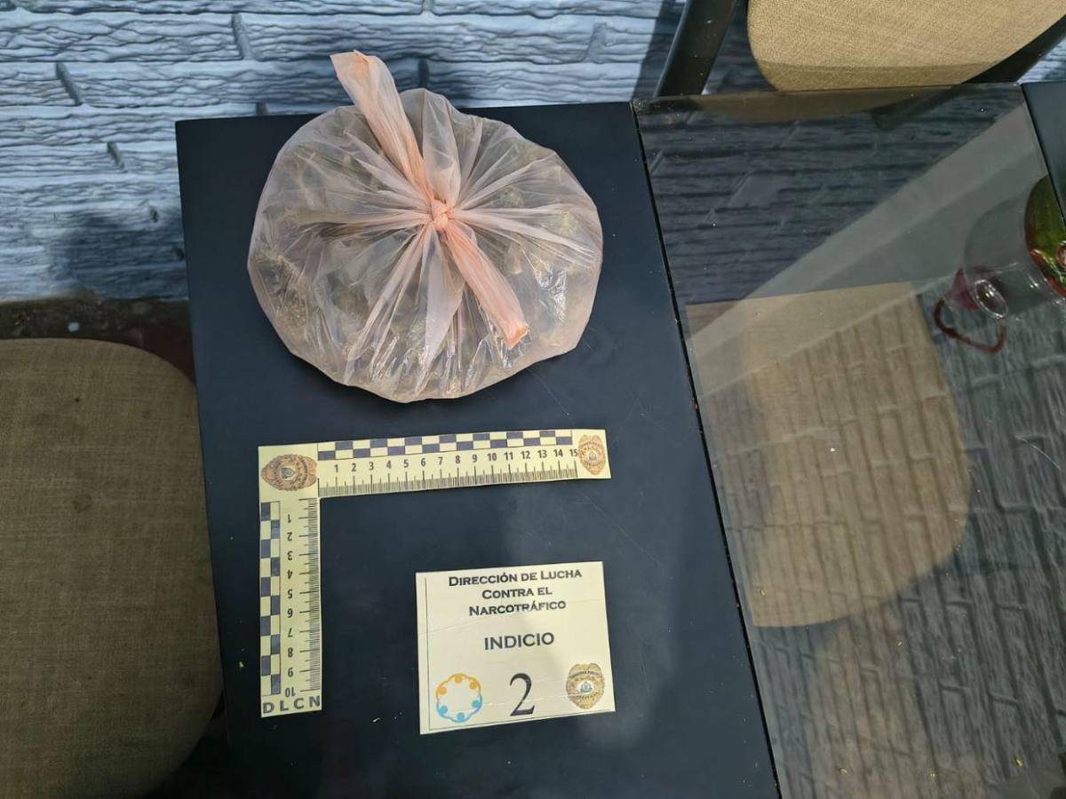 Caletas y hasta falsa indumentaria de la DEA decomisan en allanamientos en SPS