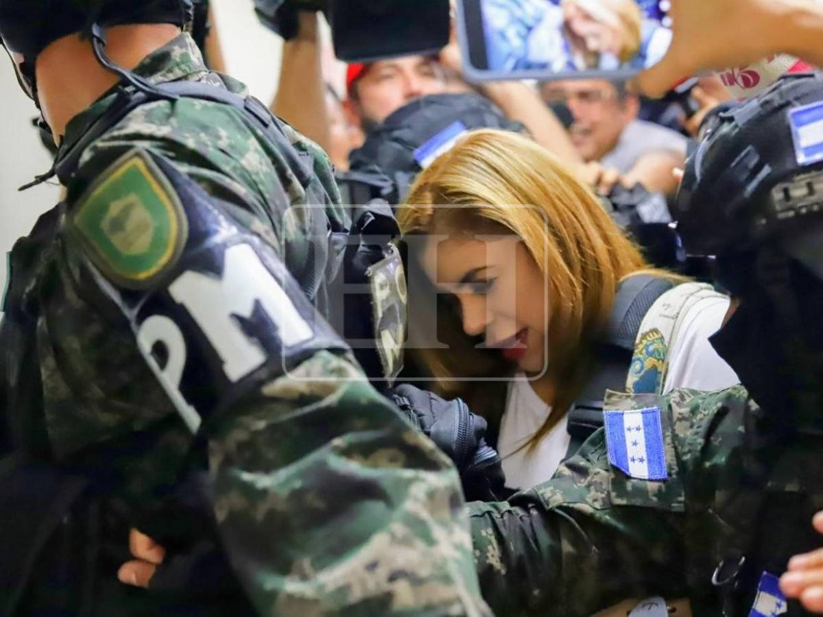 Sonriendo y denunciando amenazas, así salió de Tribunal la exfiscal Francia Sofía Medina