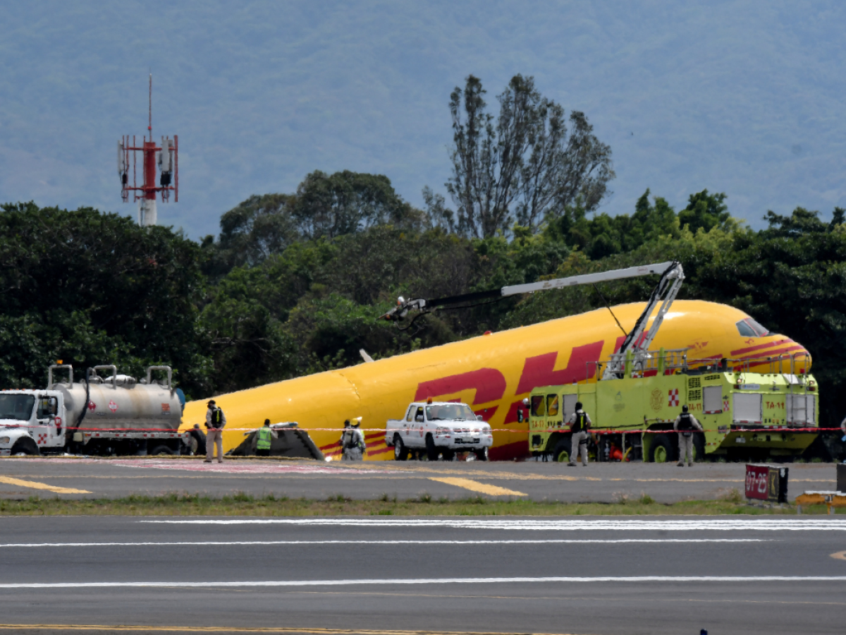 VIDEO: Avión de carga se parte en dos en aeropuerto de Costa Rica sin causar víctimas