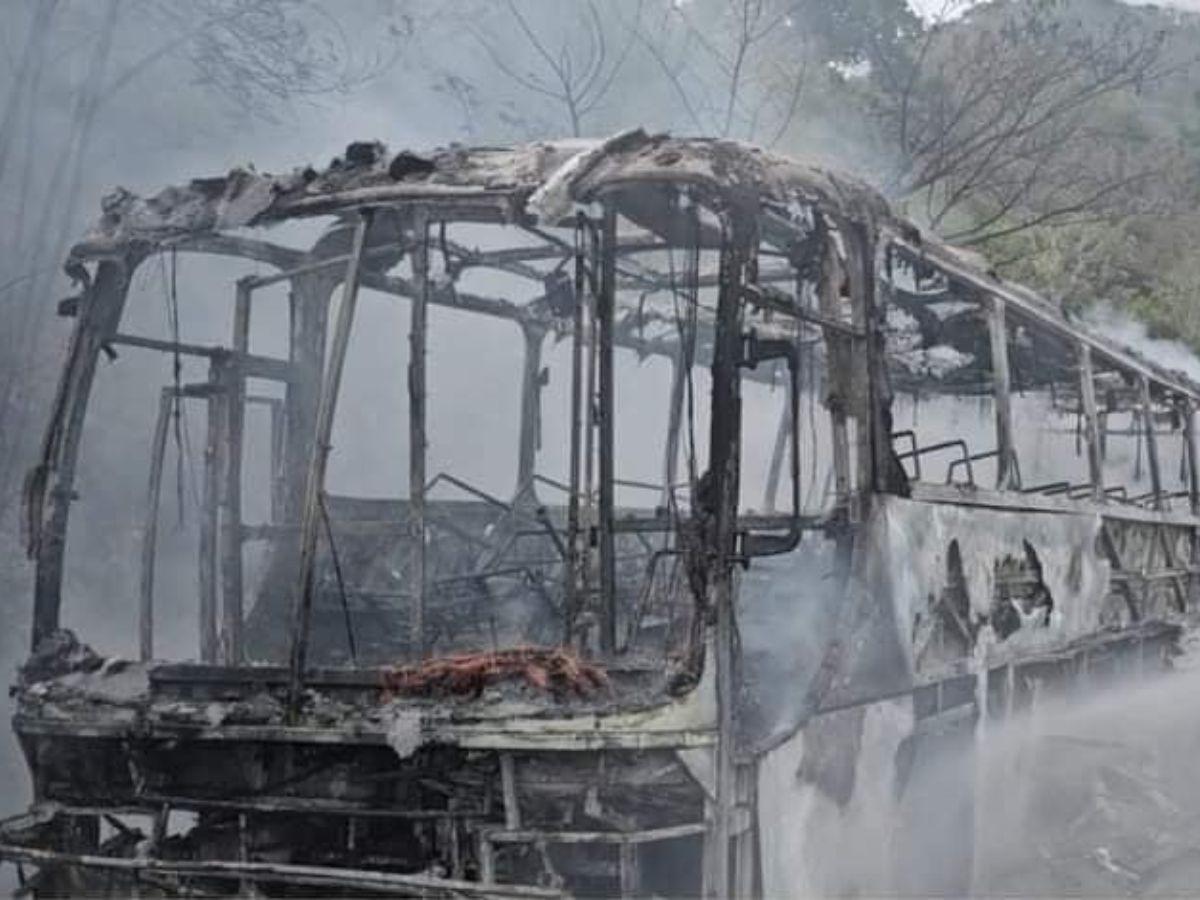 El bus quedó reducido a chatarra.