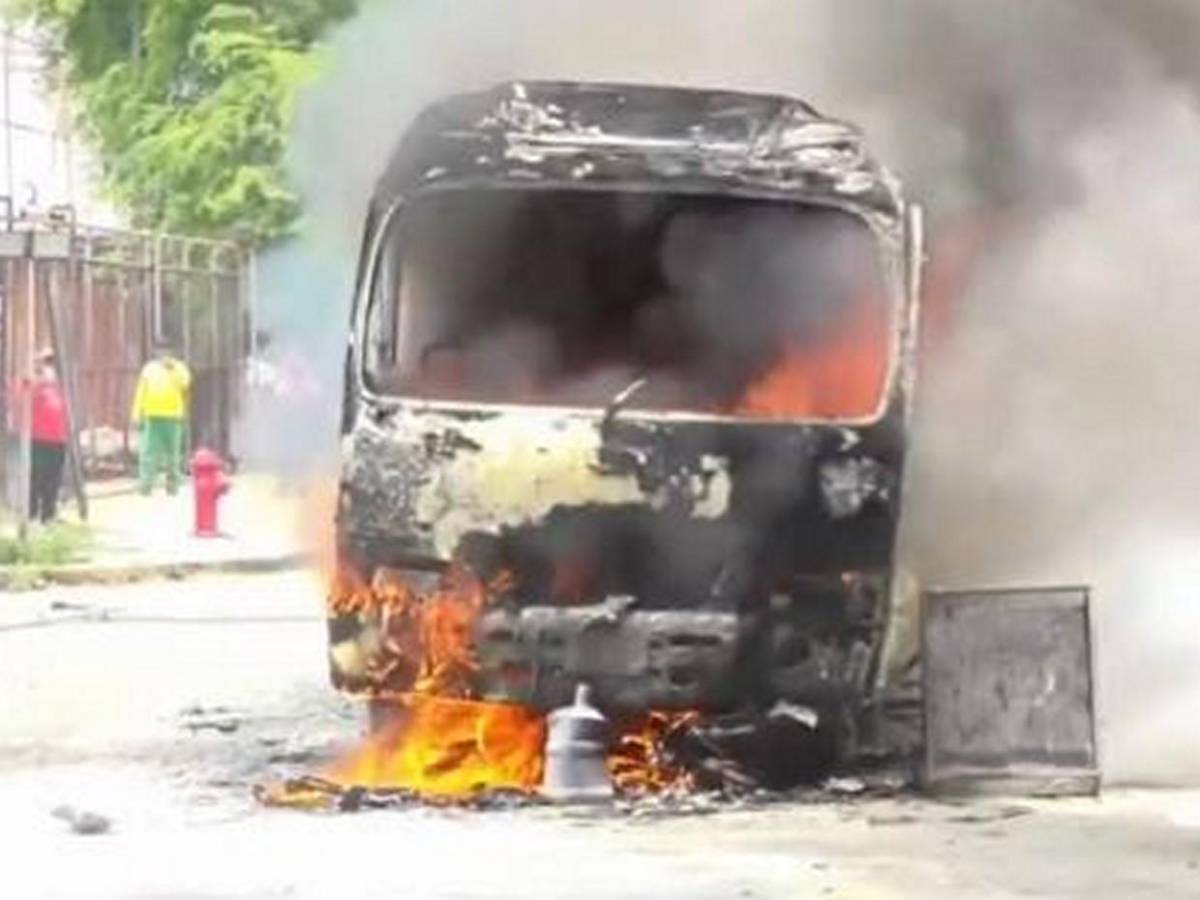 Motociclista quedó envuelto en llamas al explotar su moto tras choque con bus en SPS