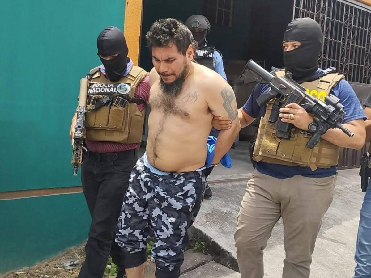 'Rifando' al ser capturado: El Rayo Santana, máximo líder de la Pandilla 18 en la capital 'Rifando' al ser capturado: El Rayo Santana, máximo líder de la Pandilla 18 en la capital
