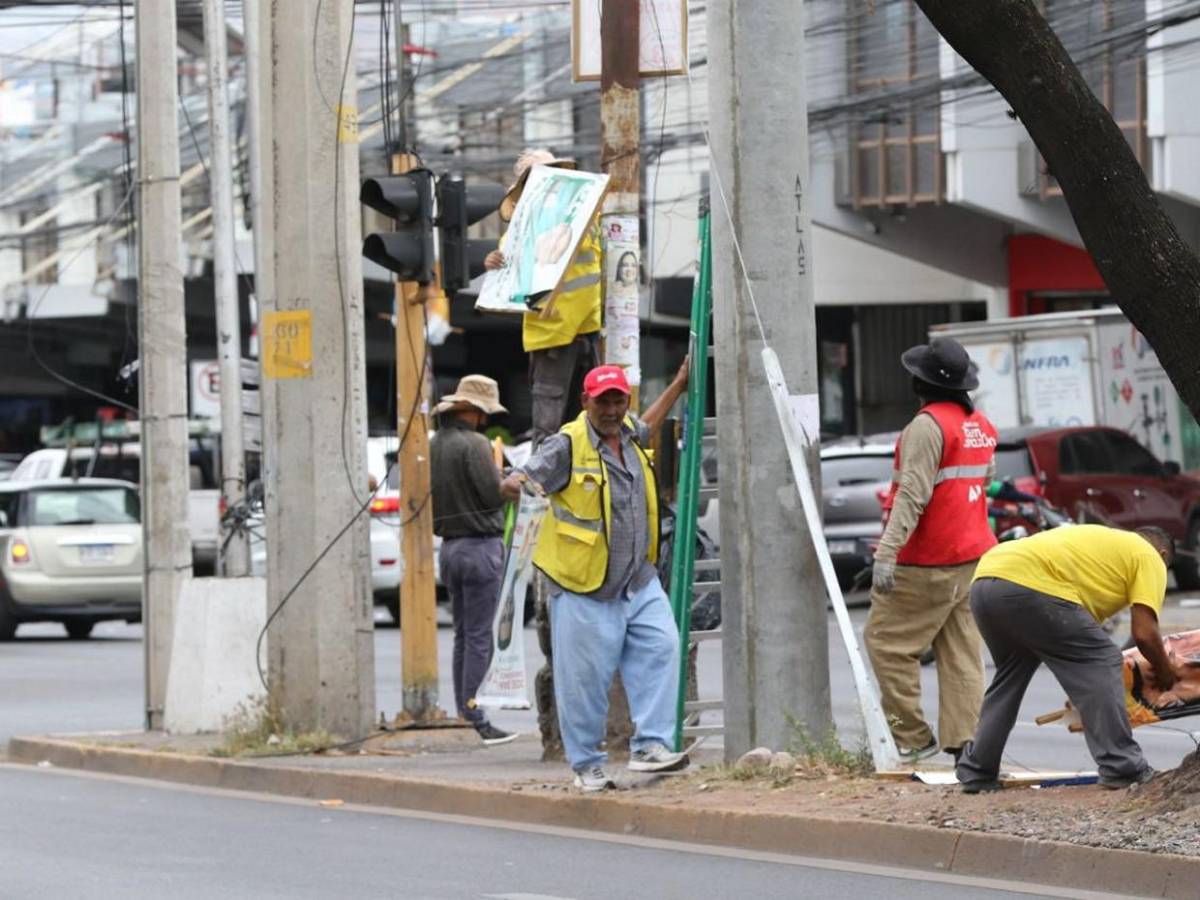 Despejan la capital de la propaganda política tras elecciones primarias