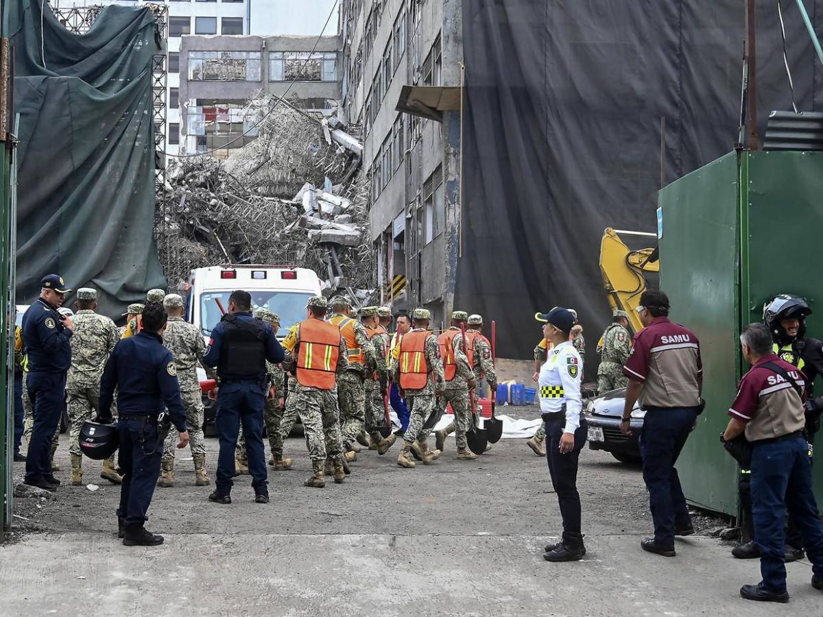 Destrozos tras colapso de edificio en centro de México; hay tres personas atrapadas