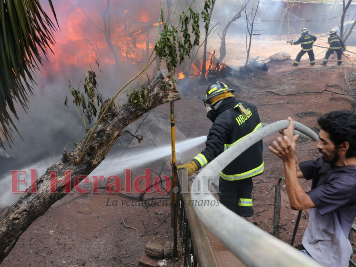 “Apagaba una parte, pero se prendía otra”: Pavoroso incendio deja en la calle a una familia en la capital