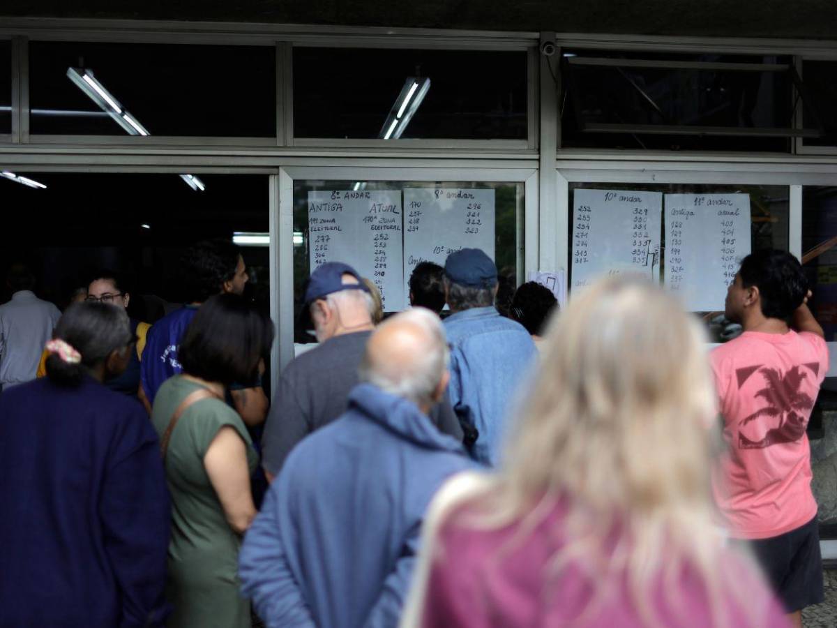 Votantes brasileños definen su futuro político en una segunda vuelta entre Lula y Bolsonaro