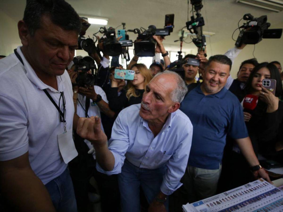 Nasry Asfura votó en la Universidad Pedagógica de la capital