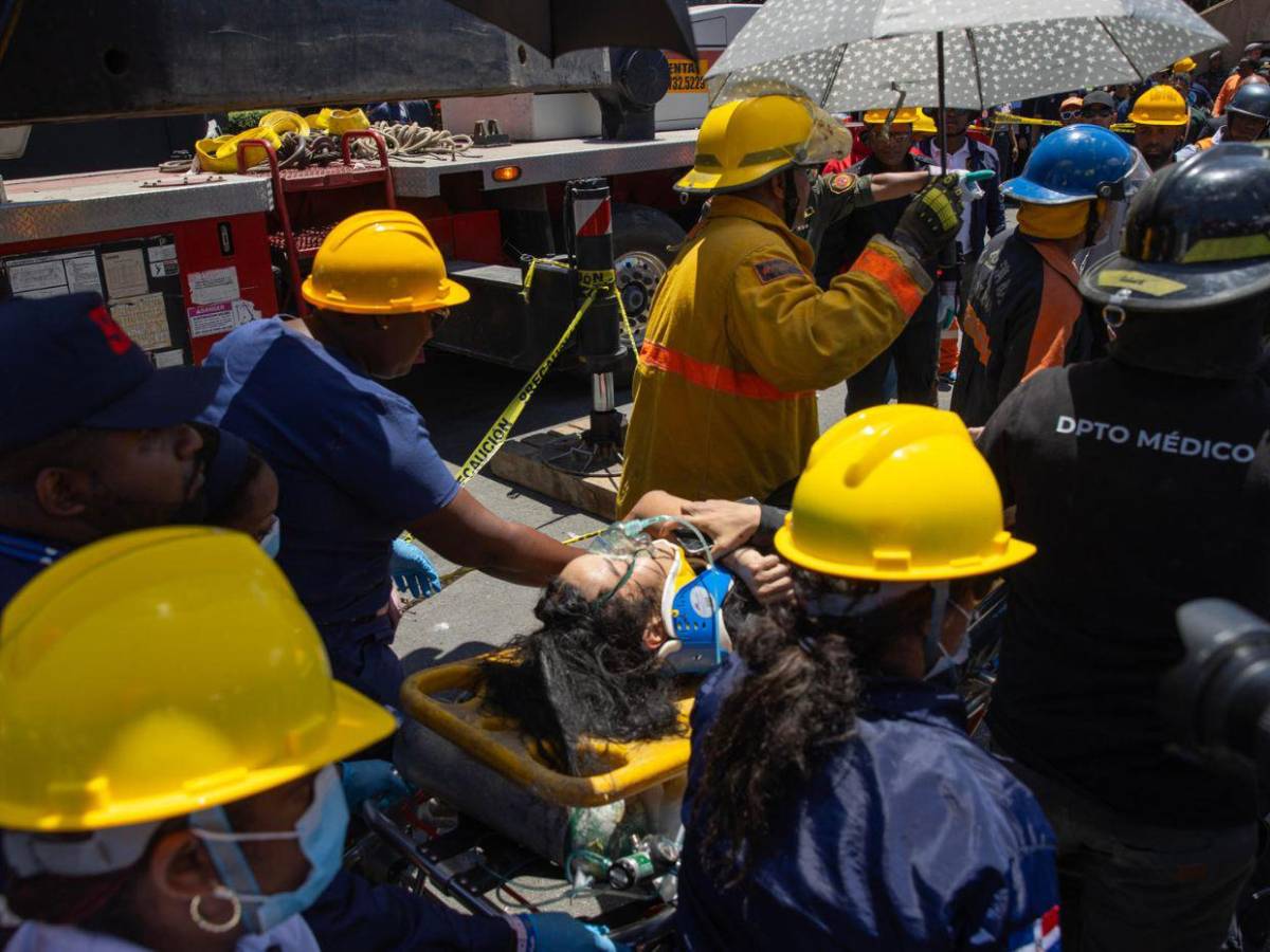 A contrarreloj buscan víctimas del accidente en discoteca de República Dominicana