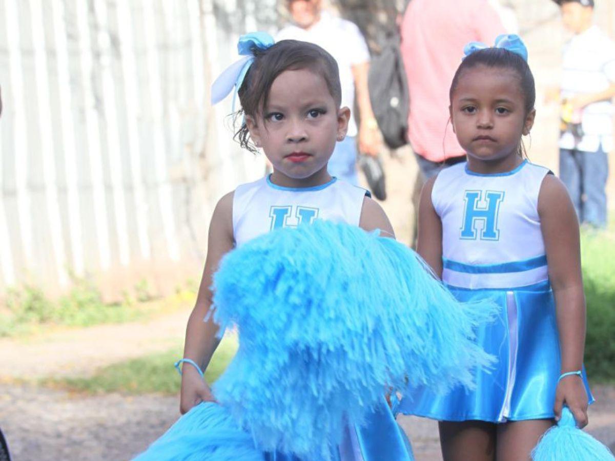 Palillonas y pomponeras de prebásica deslumbran en los desfiles patrios en Tegucigalpa
