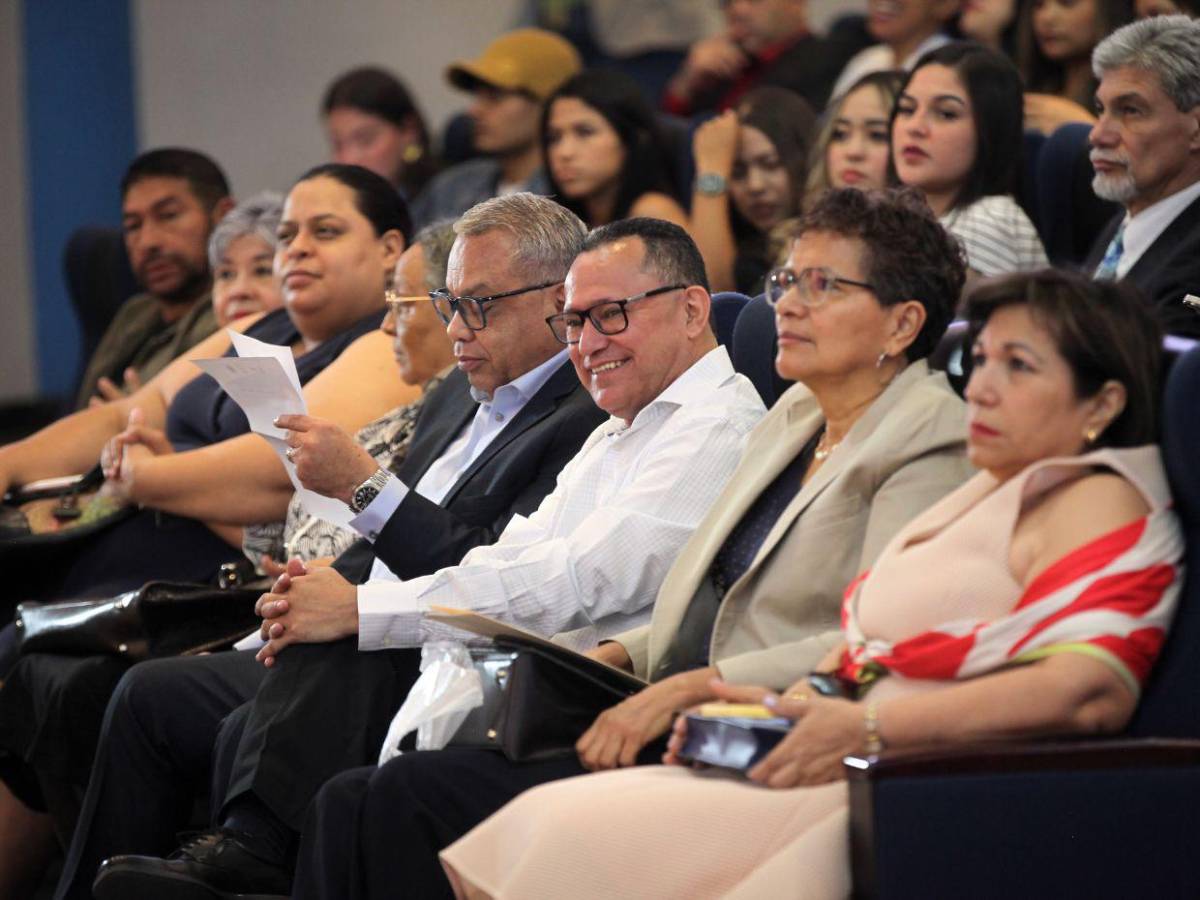 Carrera de Periodismo de la UNAH honra la labor de 10 egresados destacados