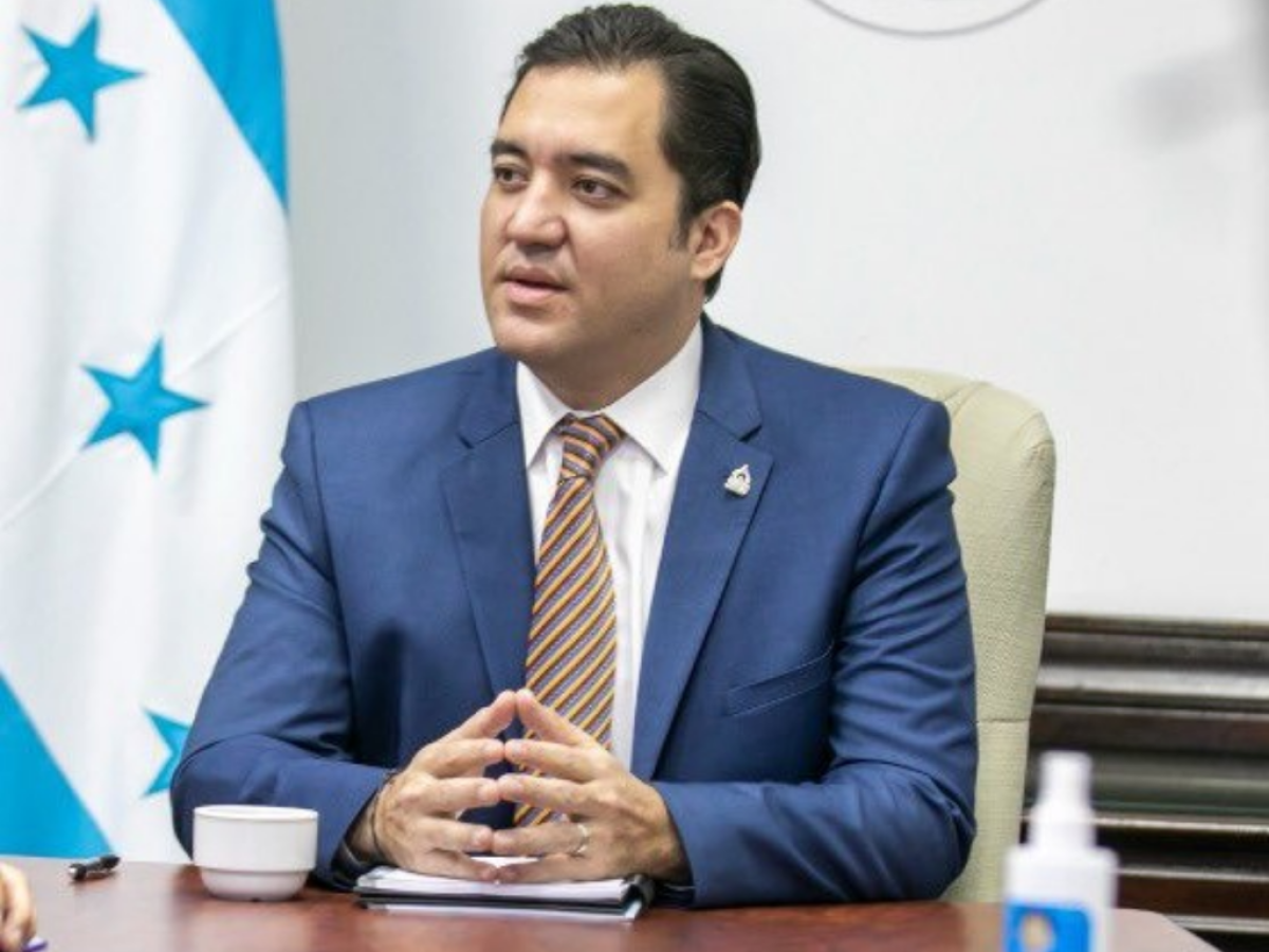 Héctor Zelaya le pide a su madre y presidenta que le baje el rango de ministro a asesor