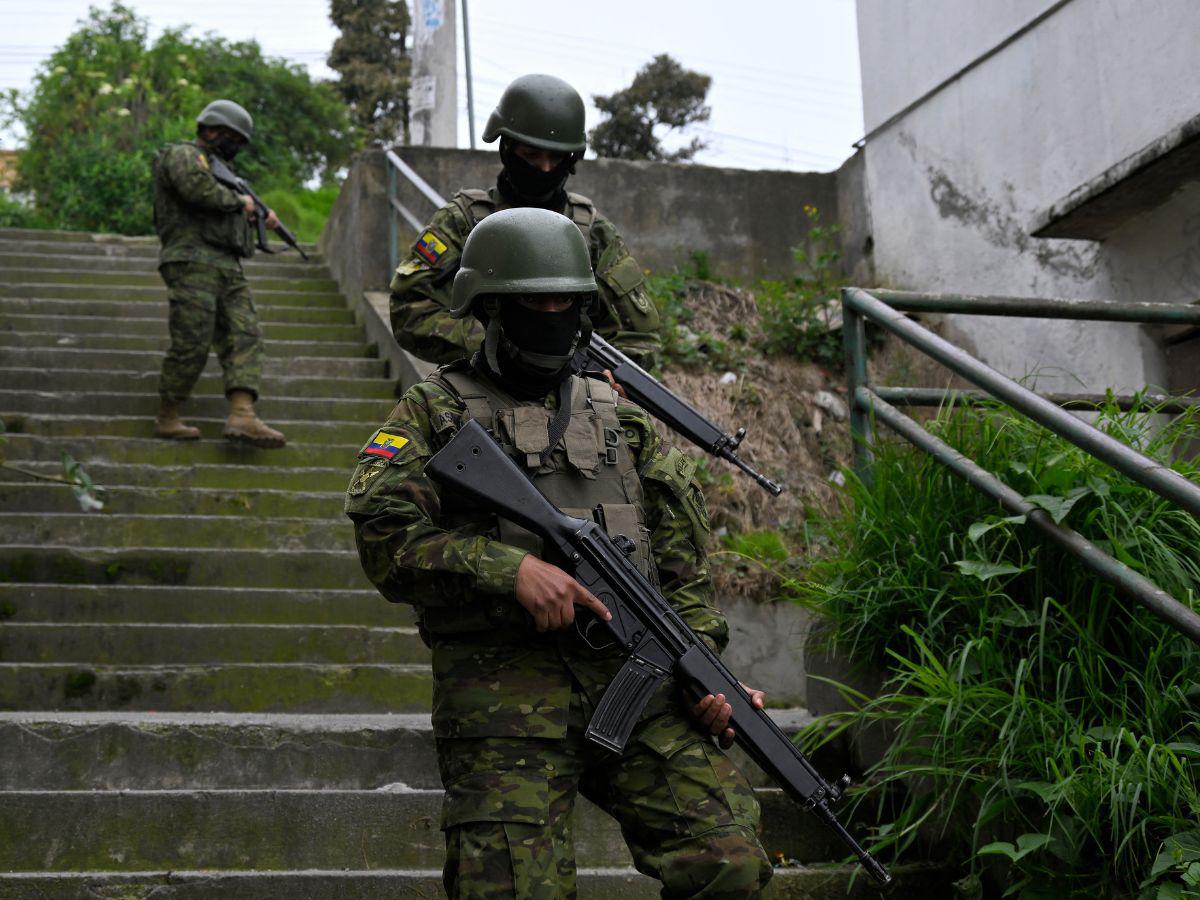 “Fortaleza, hijitos”: militares ecuatorianos reciben apoyo
