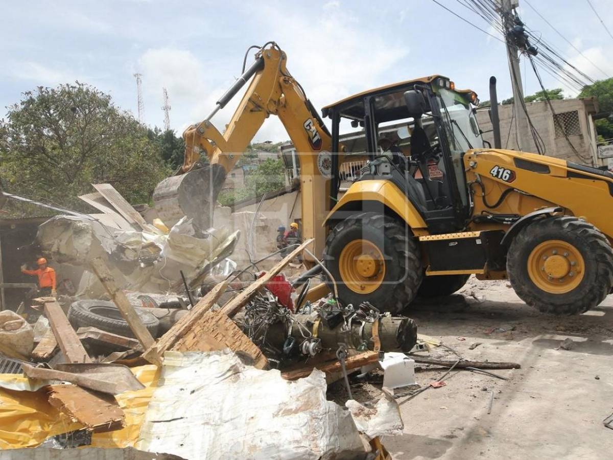 Inician remoción de escombros en zona del accidente de volqueta en Villa Nueva