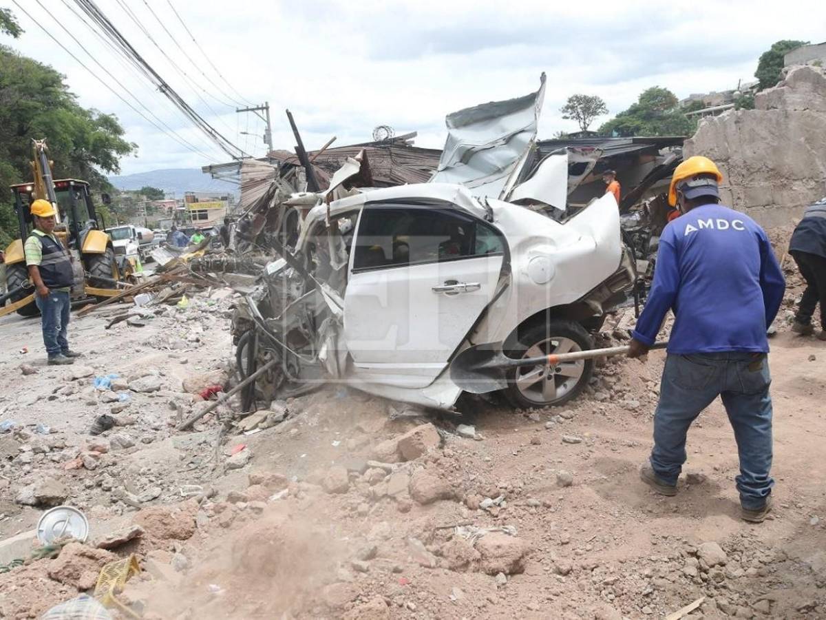 Inician remoción de escombros en zona del accidente de volqueta en Villa Nueva