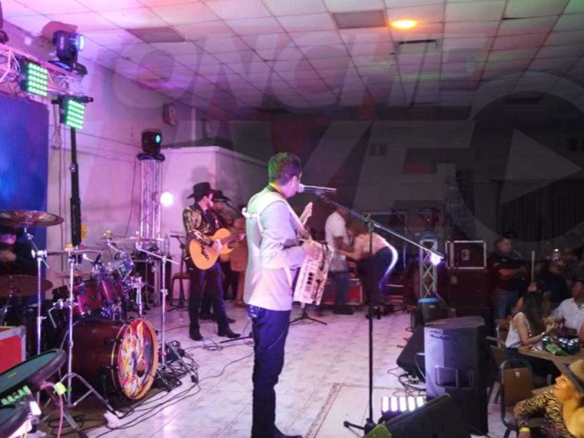 Hombre apuñala a mujer en pleno concierto de cantante norteño en México